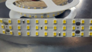 картинка Лента SMD 2835 336LED/m IP33 24V 30W/m (белый-тёплый) LUX от магазина gslight